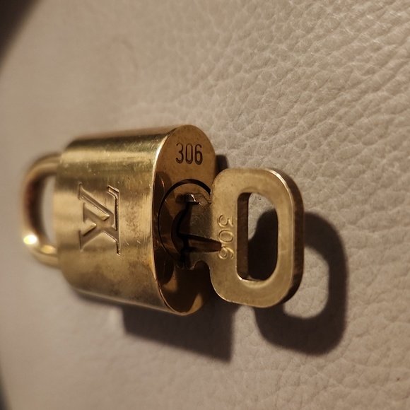 LV Lock and Key #306 - Picture 4 of 4